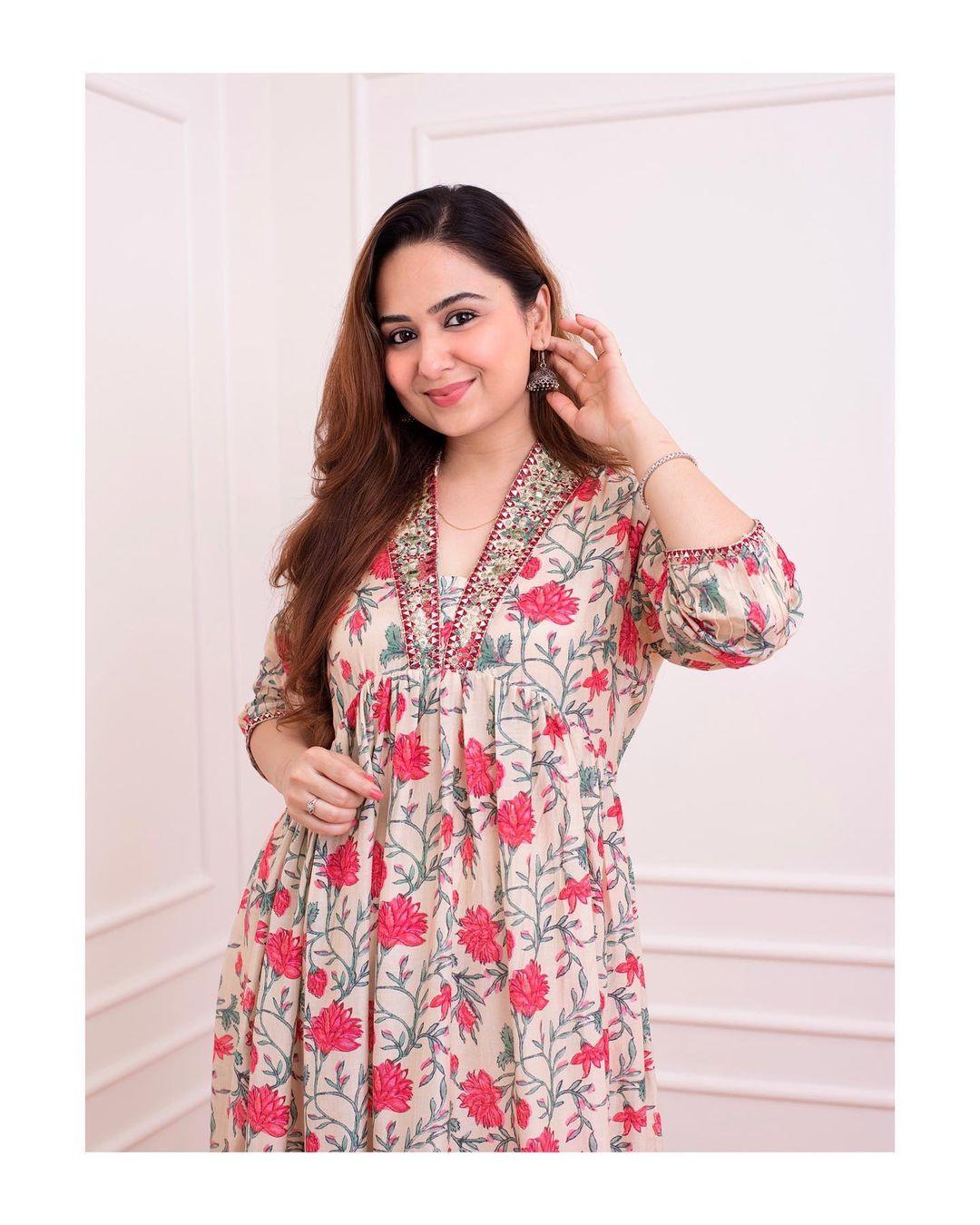 Stylish Floral Printed Kurta and Pant Set